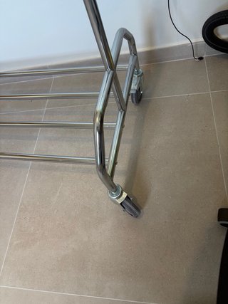 Perchero Metálico Plegable con Ruedas