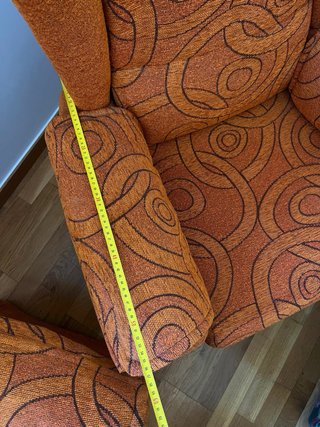 Pareja de sillones naranjas con estampado