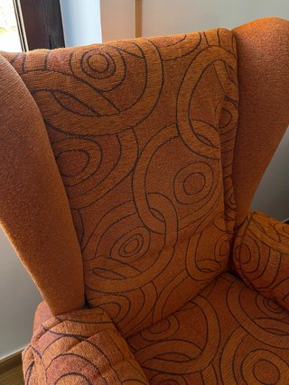 Pareja de sillones naranjas con estampado