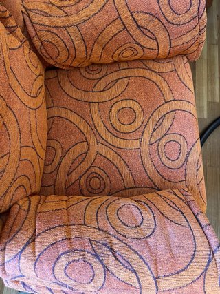 Pareja de sillones naranjas con estampado