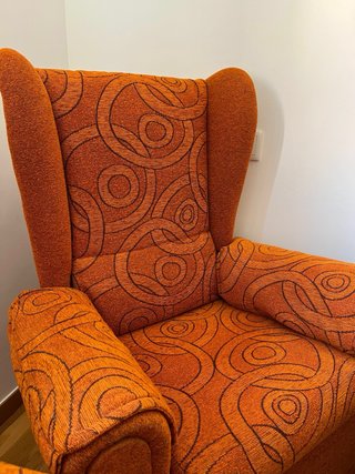 Pareja de sillones naranjas con estampado