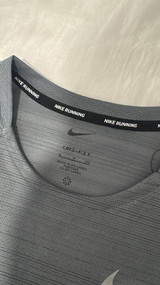 Camiseta Nike Miler Running Gris Talla S