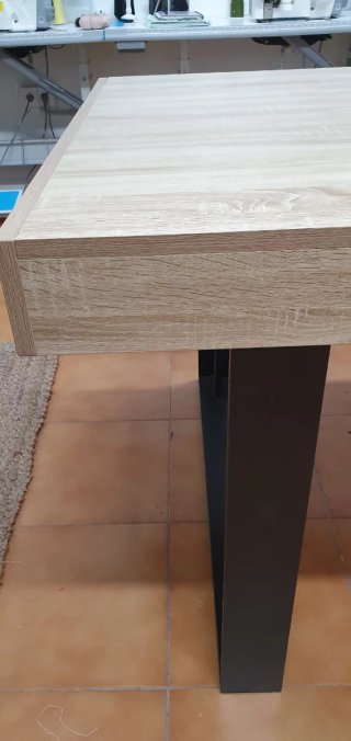 Mesa Comedor Madera Clara y Patas Negras