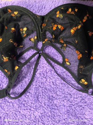 Sujetador negro con mariposas naranjas