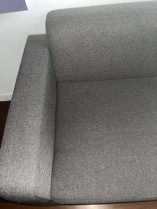 Sofá 2 plazas gris tela con cojines decorativos