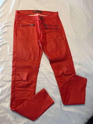 Pantalón mujer rojo cremalleras y bolsillos
