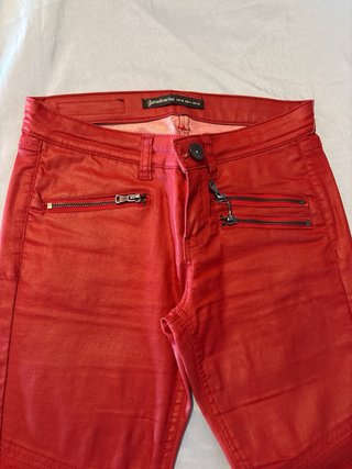 Pantalón mujer rojo cremalleras y bolsillos