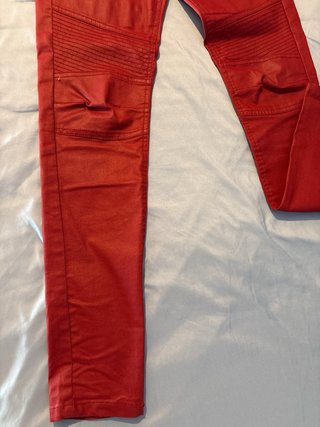 Pantalón mujer rojo cremalleras y bolsillos