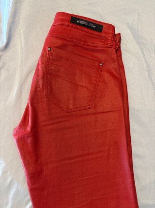 Pantalón mujer rojo cremalleras y bolsillos