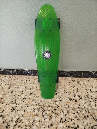Monopatín verde transparente
