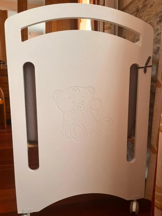 Cuna de madera con colchón