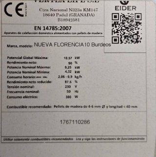 Estufa de pellets negra con avería