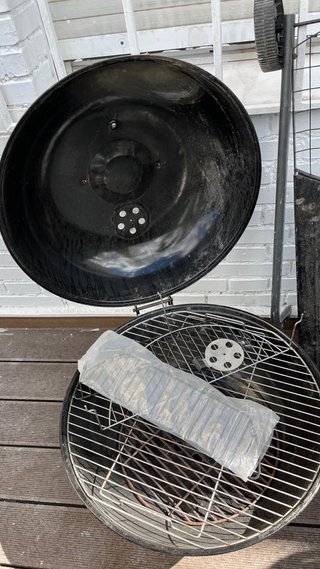 Barbacoa de metal y plástico negra