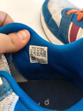 Zapatillas Adidas azules y rojas