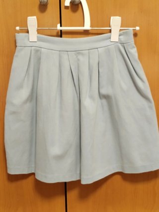 Falda corta azul con bolsillos