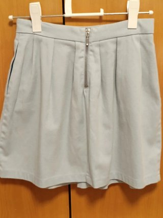 Falda corta azul con bolsillos