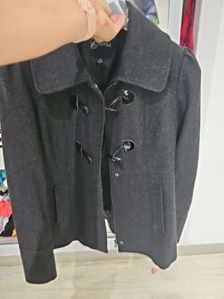 Abrigo Guess gris oscuro
