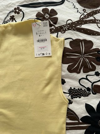 Camiseta Zara cuello alto sin mangas amarilla