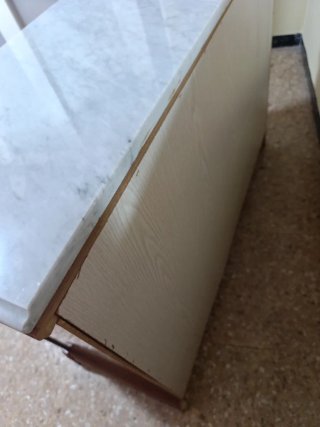 Cómoda de madera con tapa de mármol