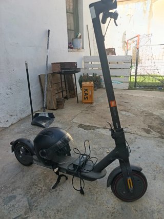 Patinete eléctrico Xiaomi con casco