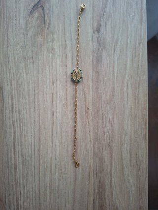 Pulsera dorada con medallón y cuentas