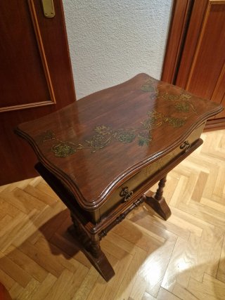 Mueble costurero de madera tallada