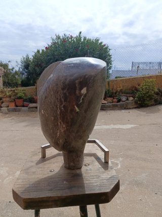 Escultura de piedra abstracta