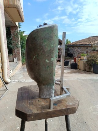Escultura de piedra abstracta