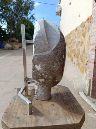 Escultura de piedra abstracta