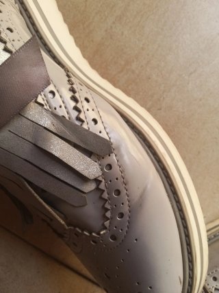 Zapatos grises con flecos y lazo