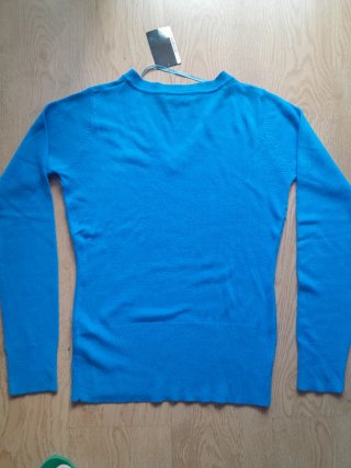 Jersey azul cuello pico nuevo con etiqueta