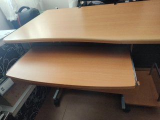 Mesa de ordenador de madera y metal