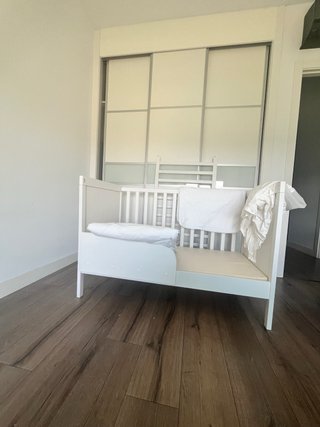 Cuna blanca con colchón y edredón