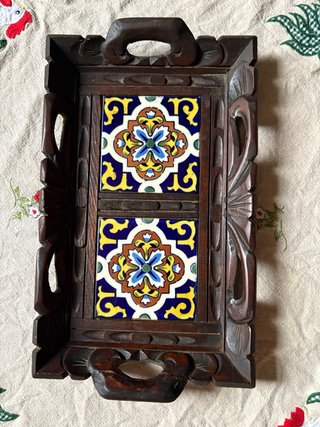 Vassoio in legno con piastrelle decorative