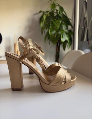 Zapatos de tacón dorados con plataforma