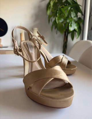 Zapatos de tacón dorados con plataforma