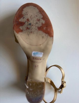 Zapatos de tacón dorados con plataforma