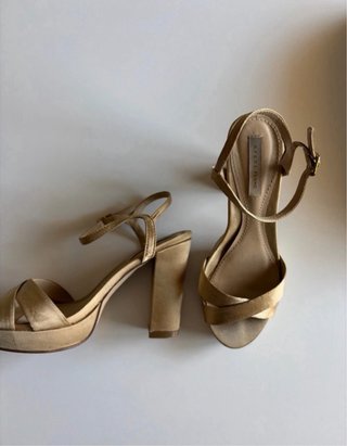 Zapatos de tacón dorados con plataforma