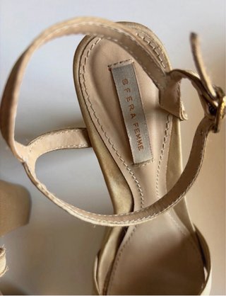 Zapatos de tacón dorados con plataforma
