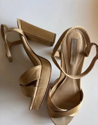 Zapatos de tacón dorados con plataforma
