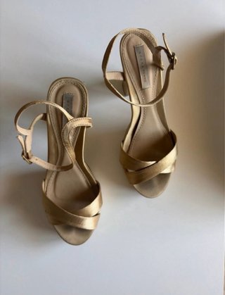 Zapatos de tacón dorados con plataforma