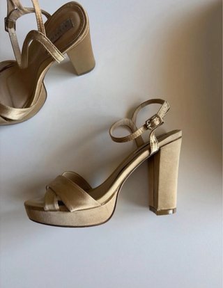 Zapatos de tacón dorados con plataforma