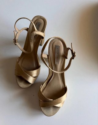Zapatos de tacón dorados con plataforma