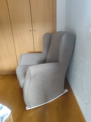 Sillón de tela gris