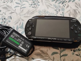 Sony PSP Negra + 6 UMDs + Accesorios