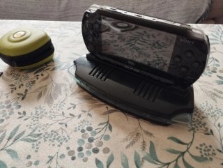 Sony PSP Negra + 6 UMDs + Accesorios