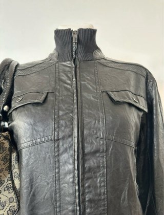 Chaqueta efecto cuero negra
