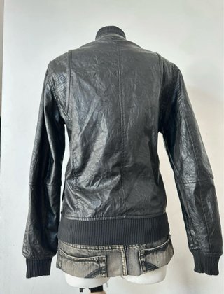 Chaqueta efecto cuero negra