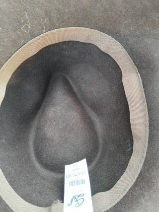 Sombrero de fieltro marrón