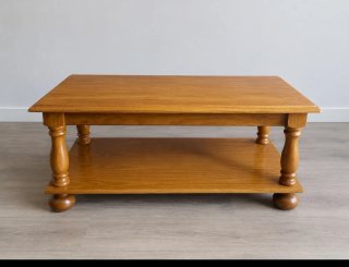 Mesa de comedor con 4 sillas y aparador